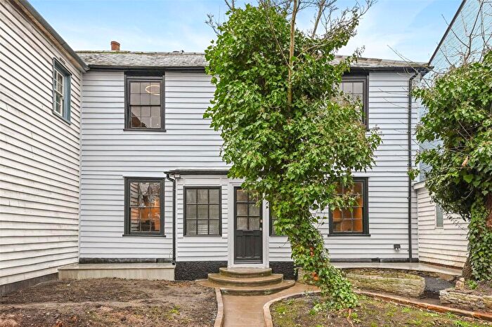 3 Bedroom Semi-Detached House For Sale In St. James Lane, London, N10