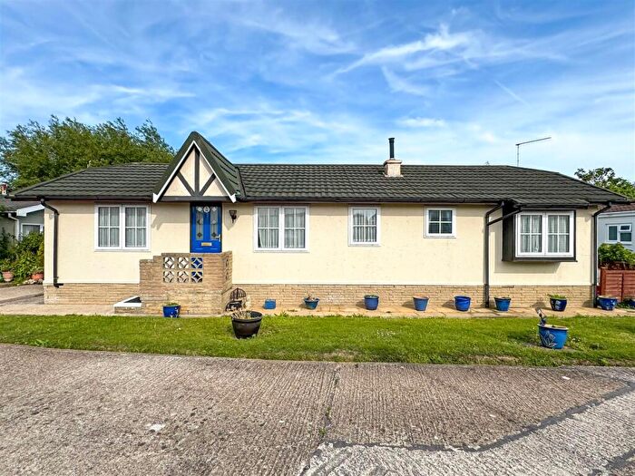 Park Home For Sale In Bognor Road, Climping, Littlehampton, BN17