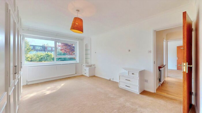 3 Bedroom Flat To Rent In Dollis Avenue, London, N3