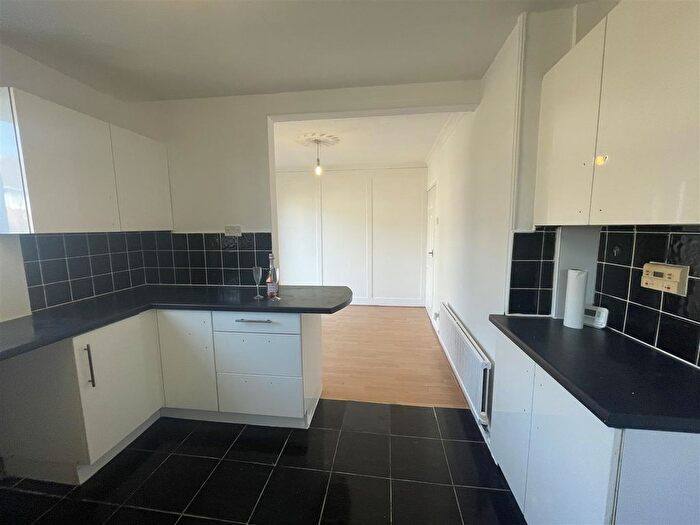 3 Bedroom Semi-Detached House To Rent In Edgecliffe Place, Barnsley, S71