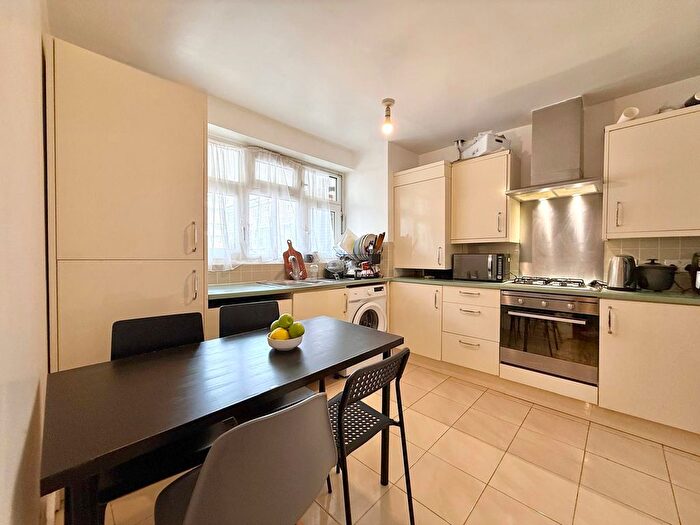 3 Bedroom Flat To Rent In Chamberlain House, Shadwell, London, E1