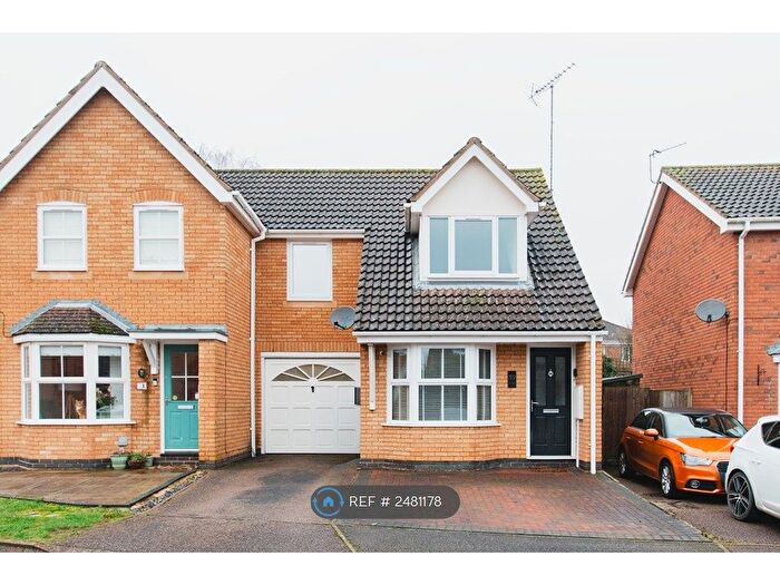 3 Bedroom Semi Detached House To Rent In Moorhen Way, Buckingham, MK18