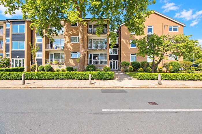 2 Bedroom Flat For Sale In Pemberley Avenue, Bedford, MK40