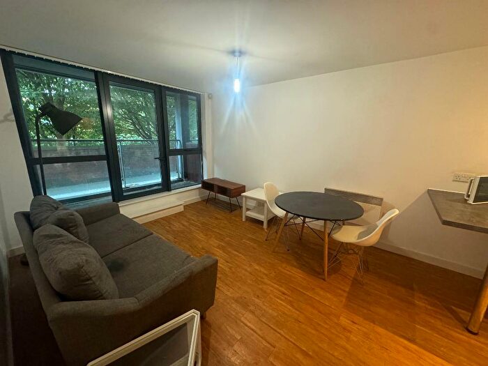 2 Bedroom Flat To Rent In Bury Road, Manchester, M3