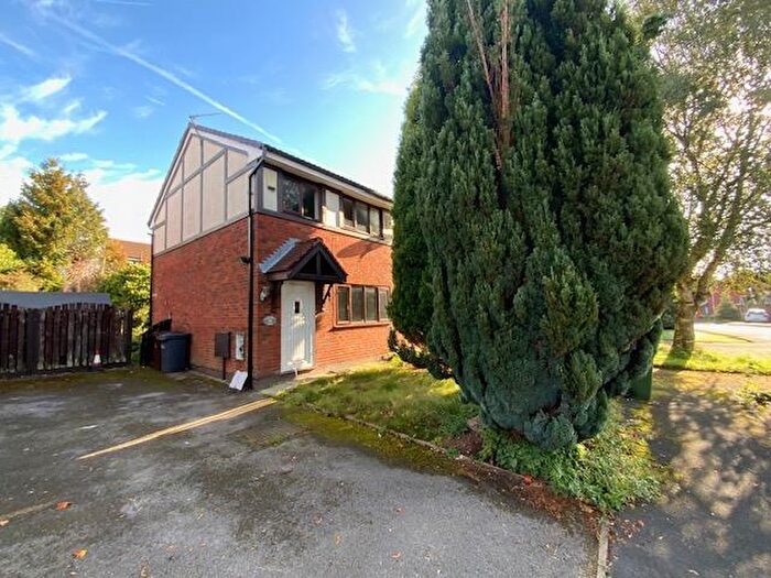 3 Bedroom House For Sale In Queenhill Drive, Hyde, SK14