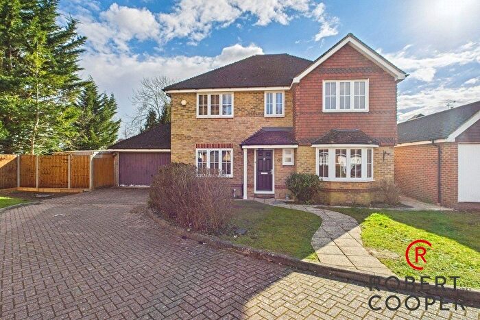 4 Bedroom Detached House To Rent In Holm Grove, Hillingdon, UB10