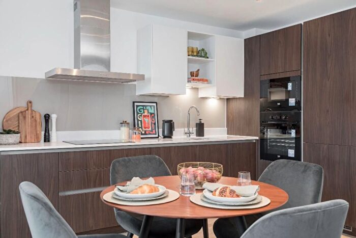 2 Bedroom Flat To Rent In Amersham Road, London, SE14