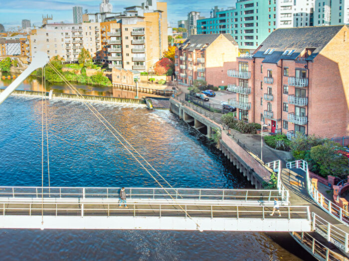 3 Bedroom Flat For Sale In Turlow Court, Leeds, LS9