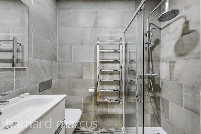 2 Bedroom Flat For Sale In Garratt Lane, London, SW18