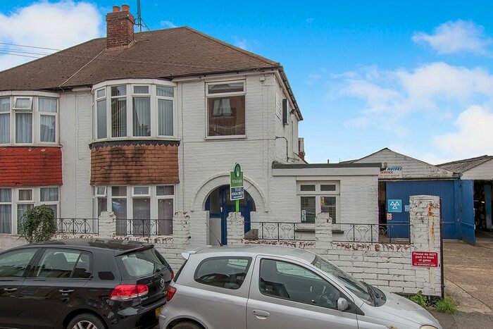 1 Bedroom Flat To Rent In Montfort Road, Rochester, Kent, ME2