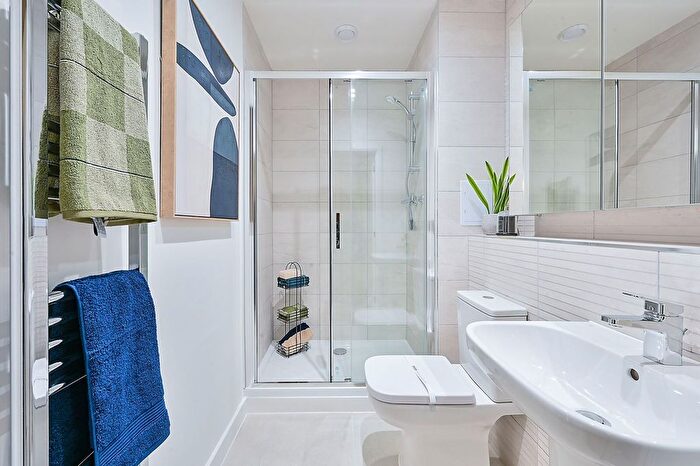 3 Bedroom Flat For Sale In Printmakers Yard, Brentford, TW8
