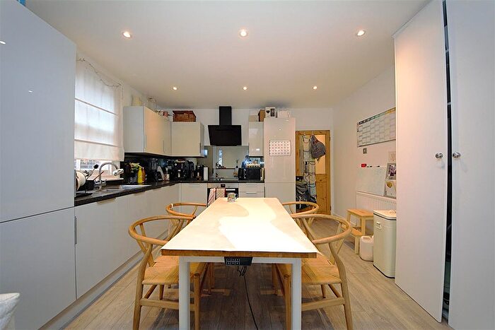 2 Bedroom Maisonette To Rent In Market Place, East Finchley, N2