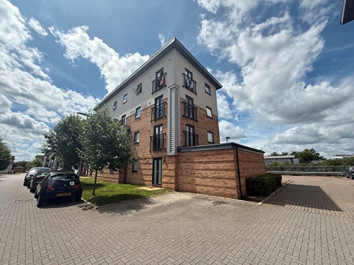 2 Bedroom Flat To Rent In Sovereign Place, Hatfield, AL9
