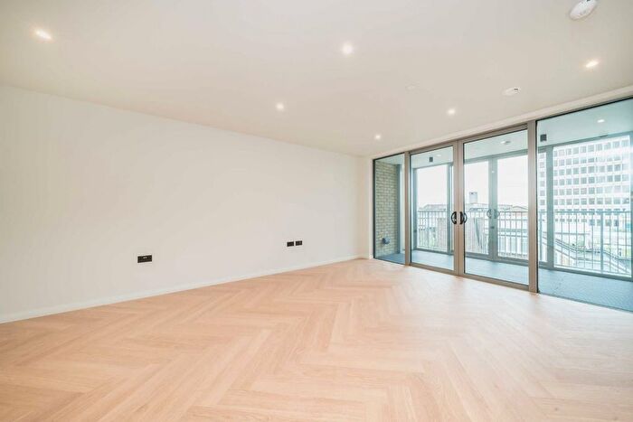 2 Bedroom Flat To Rent In Beeline Way, New Malden, KT3