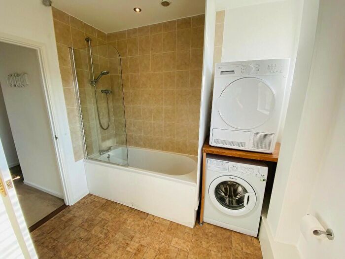 2 Bedroom Apartment To Rent In Croughton Road, OX17