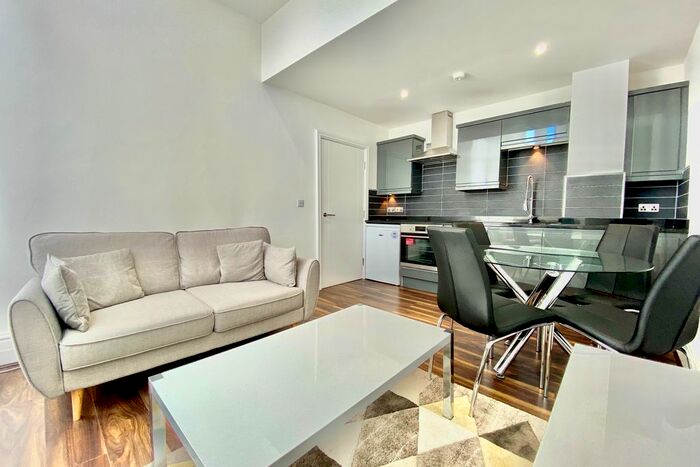 2 Bedroom Flat To Rent In East Parade, Leeds, LS1