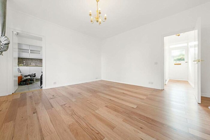 3 Bedroom Flat To Rent In Vicarage Crescent, Battersea Square, London, SW11