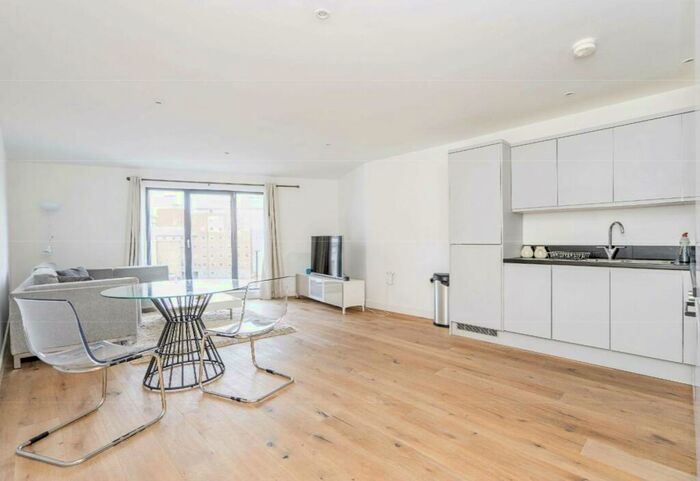 2 Bedroom Flat To Rent In Royal Crescent Road, Southampton, SO14