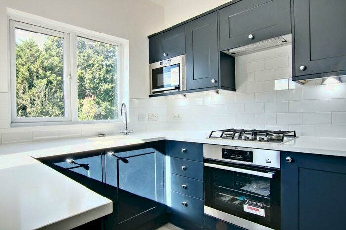 2 Bedroom Apartment To Rent In Old Farm Avenue, Sidcup, DA15