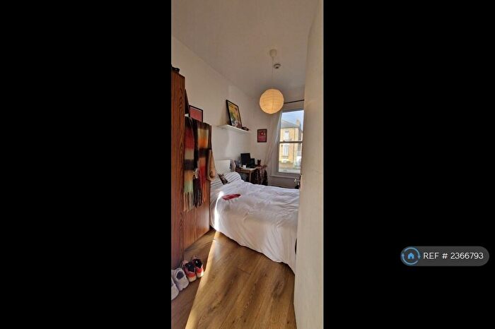 3 Bedroom Flat To Rent In Graham Road, London, E8