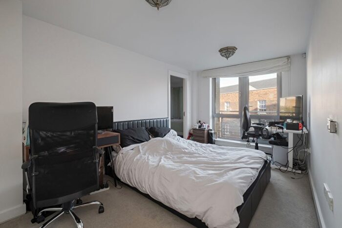 3 Bedroom Flat To Rent In Naoroji Street, London, WC1X