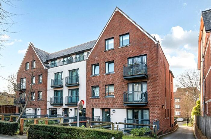 2 Bedroom Penthouse For Sale In Holden Avenue, Woodside Park, N12