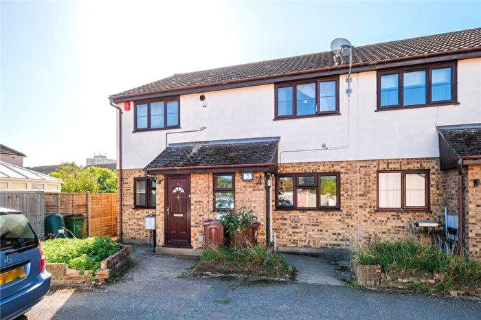 2 Bedroom Maisonette For Sale In Emerald Court, Emerald Gardens, Dagenham, RM8