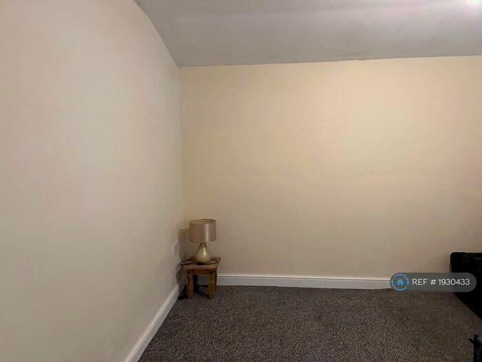 Studio To Rent In Stonehall Rd, Bradford, BD2