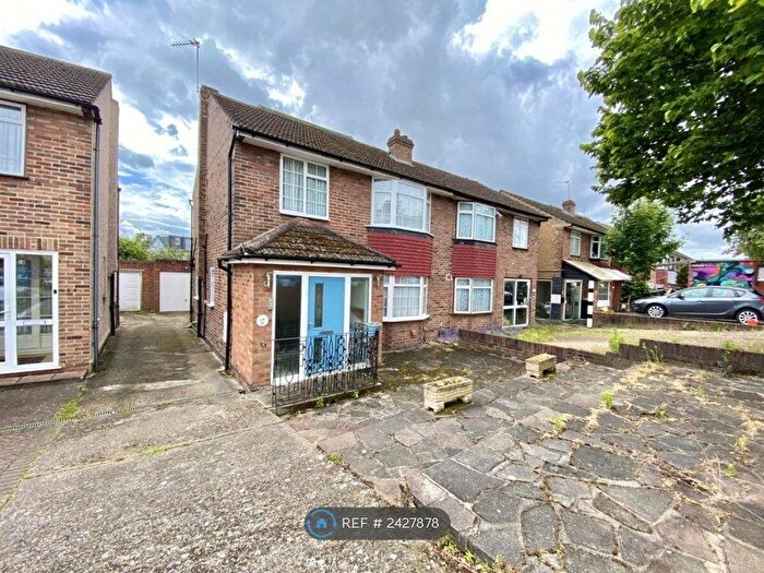 4 Bedroom Semi-Detached House To Rent In Kingshill Avenue, Hayes, UB4