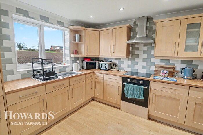 3 Bedroom Semi Detached House For Sale In Low Road, Rollesby, NR29