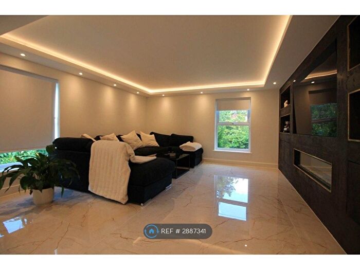 2 Bedroom Flat To Rent In Old Park Road, Enfield, EN2