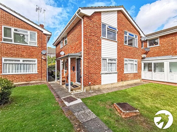 2 Bedroom Maisonette For Sale In Alton Close, Bexley, Kent, DA5