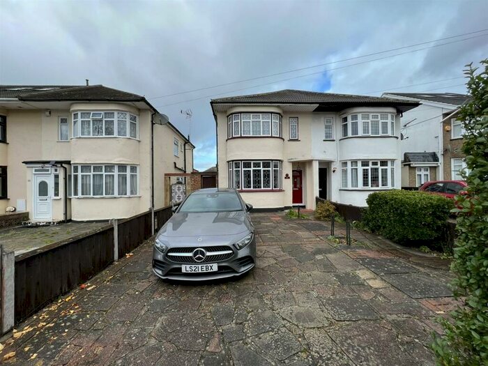 3 Bedroom Semi-Detached House To Rent In Stradbroke Grove, Clayhall, IG5