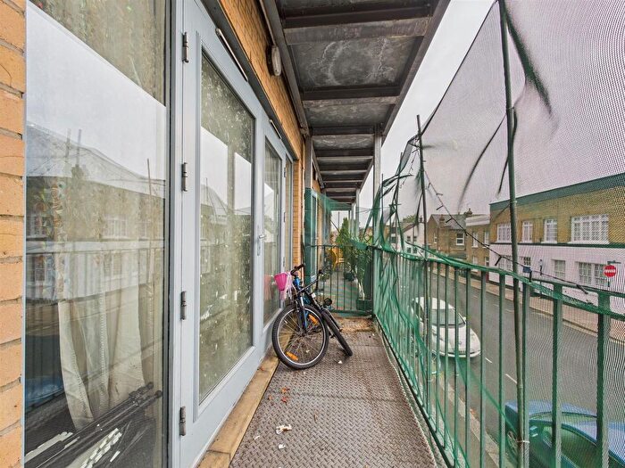 2 Bedroom Flat For Sale In Cornwall Road, London, N15