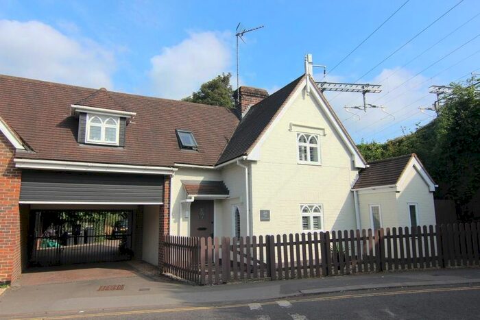 2 Bedroom Link Detached House To Rent In Whitchurch Road, Pangbourne, Reading, Berkshire, RG8