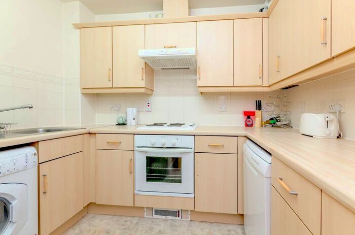 1 Bedroom Flat To Rent In Heathside Crescent, Woking, GU22