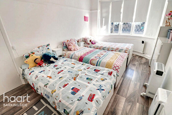 3 Bedroom Bungalow For Sale In Peaketon Avenue, Redbridge, IG4