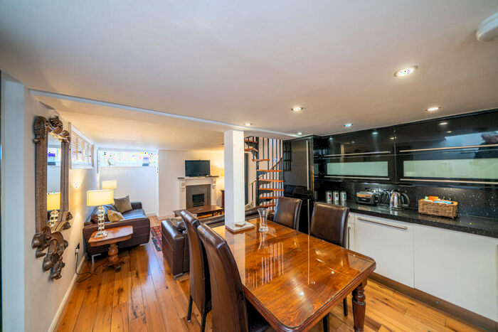2 Bedroom Apartment To Rent In Romeland Hill, St Albans, Hertfordshire, AL3