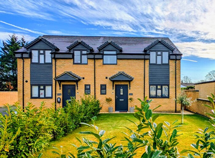 3 Bedroom Semi Detached House For Sale In Banwell Close, Carterton, OX18