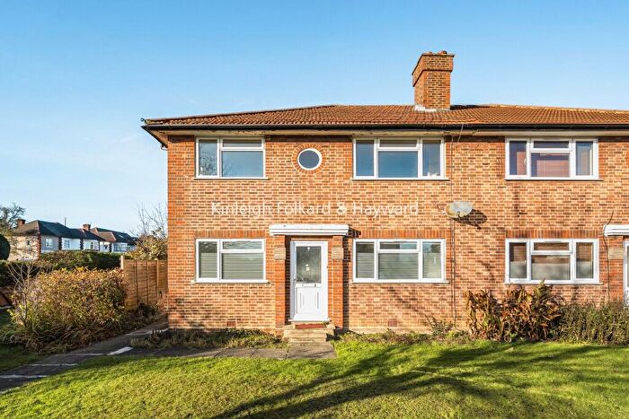 2 Bedroom Maisonette For Sale In East Close, Barnet, EN4