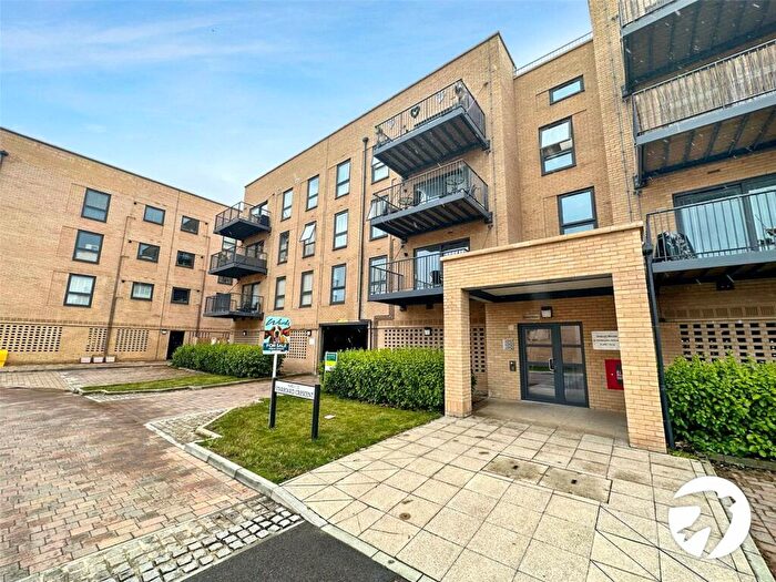 2 Bedroom Flat To Rent In Starboard Crescent, Chatham, Kent, ME4
