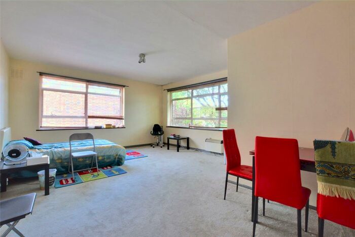 Apartment To Rent In Liskeard Gardens, London, SE3