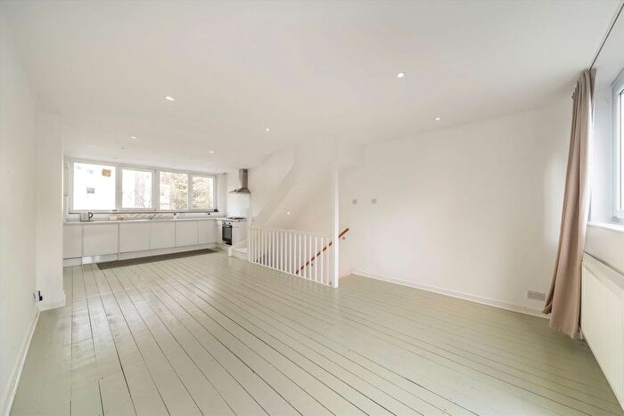 3 Bedroom Flat To Rent In Highgate Road, Highgate, NW5