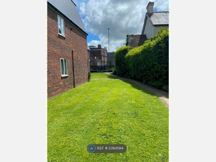 2 Bedroom Flat To Rent In Britnell House, Petersfield, GU32