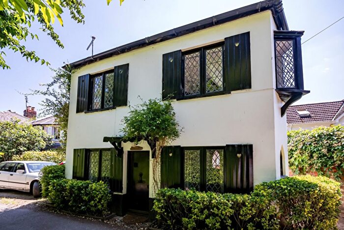 2 Bedroom Cottage To Rent In Camden Place, Bourne End, SL8