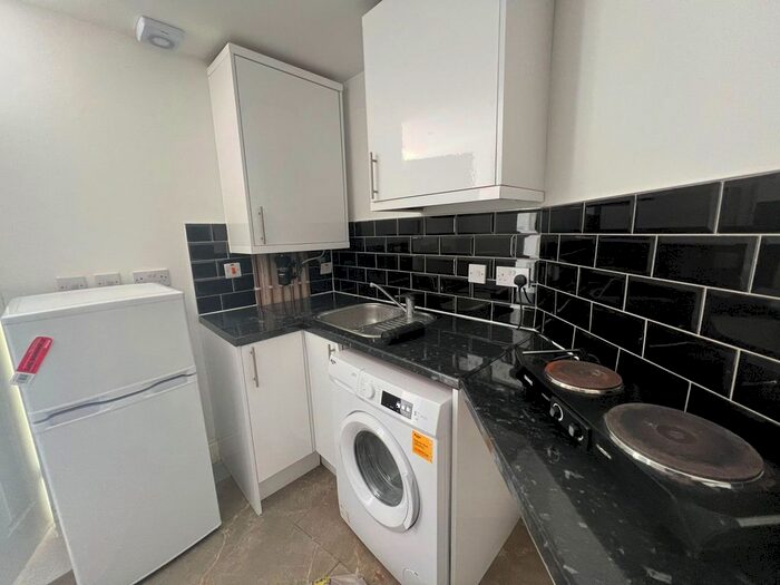 2 Bedroom Flat To Rent In Grafton Road, Dagenham, RM8