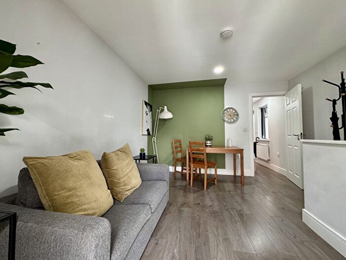 1 Bedroom Flat To Rent In Queens Crescent, Kentish Town, NW5
