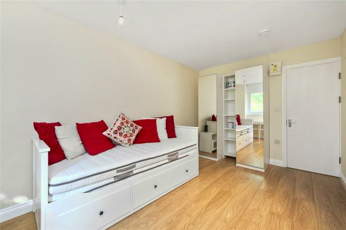 Apartment To Rent In Partington Close, Archway, London, N19