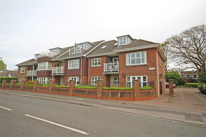2 Bedroom Apartment For Sale In Spencer Road, New Milton, Hampshire, BH25