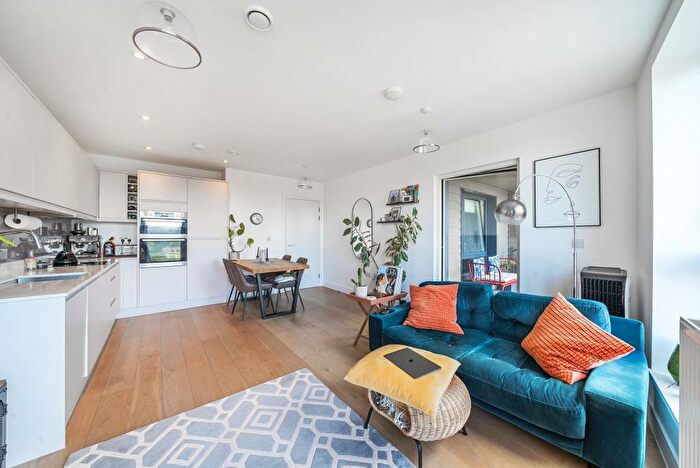 1 Bedroom Flat For Sale In Eastern Point, Edgware Road, NW9